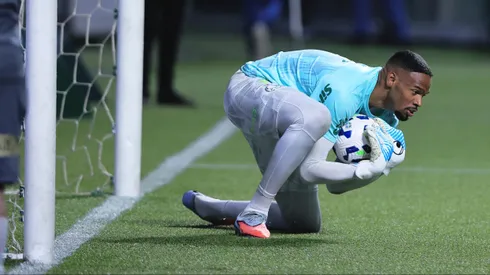 Carlos Miguel, goleiro do Palmeiras, durante aquecimento antes da partida contra o Sport no estadio Arena Allianz Parque pelo campeonato Brasileiro A 2025. Foto: Ettore Chiereguini/AGIF