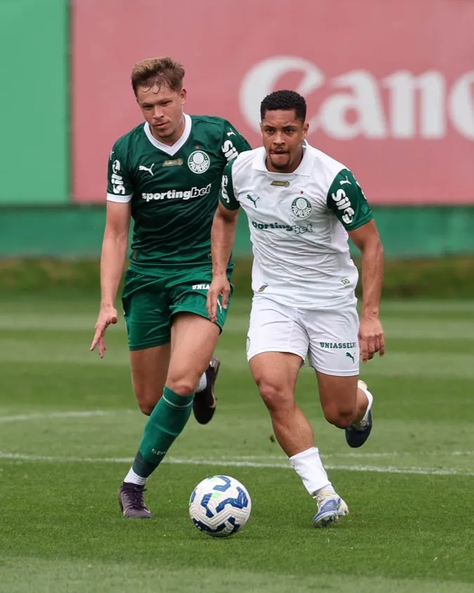 Vitor Roque e Bruno Fuchs em disputa no  treino. (Foto: Cesar Greco/Palmeiras/by Canon