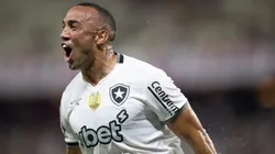 Marçal comemorando pelo Botafogo em partida pelo Brasileirão - Foto: Baggio Rodrigues/AGIF