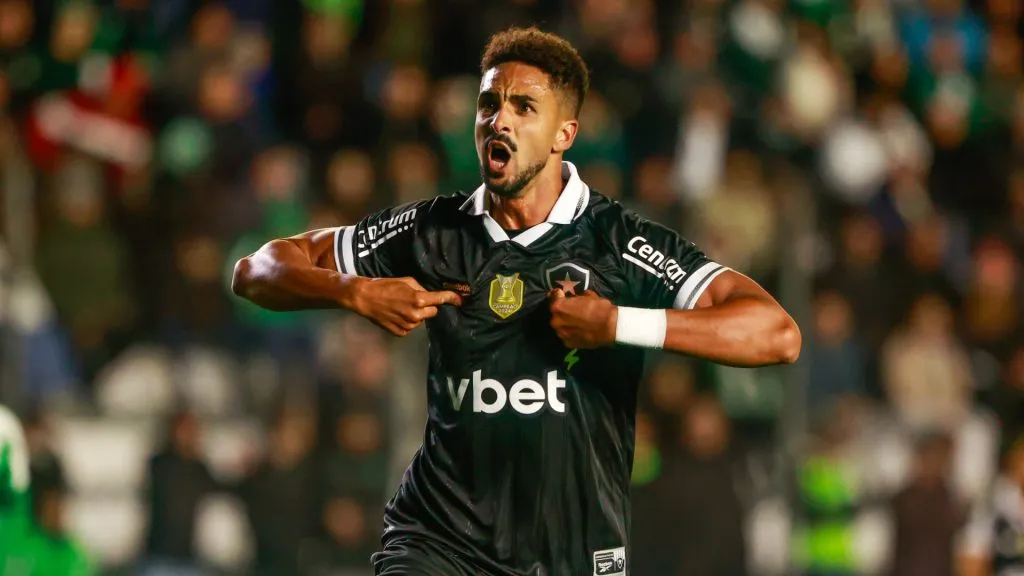 Chris Ramos comemorando pelo Botafogo contra o Juventude – Luiz Erbes/AGIF