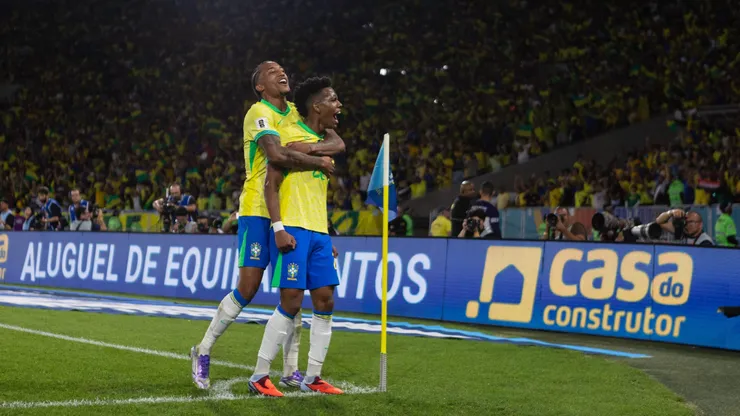 Estevão comemora gol pela Seleção Brasileira ao lado de João Pedro - (Photo by Ruano Carneiro/Getty Images)