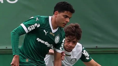 Bruno Rodrigues dividindo lance com Giay em jogo-treino. Foto: Cesar Greco/Palmeiras