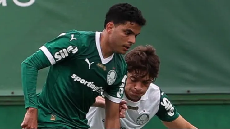 Bruno Rodrigues dividindo lance com Giay em jogo-treino. Foto: Cesar Greco/Palmeiras