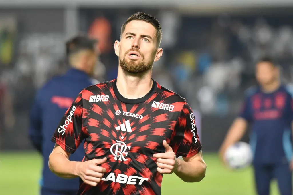 SP – SANTOS – 16/07/2025 – BRASILEIRO A 2025, SANTOS X FLAMENGO – Jorginho jogador do Flamengo durante aquecimento antes da partida contra o Santos no estadio Vila Belmiro pelo campeonato Brasileiro A 2025. Foto: Jota Erre/AGIF
