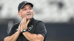 Carlos Leiria, ex-técnico do Botafogo durante partida contra o Bangu no estadio Engenhao pelo campeonato Carioca 2025.