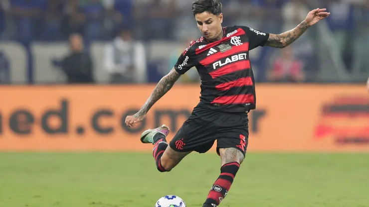Erick Pulgar, jogador do Flamengo, durante partida contra o Cruzeiro no estadio Mineirao pelo campeonato Brasileiro A 2025. Foto: Gilson Lobo/AGIF