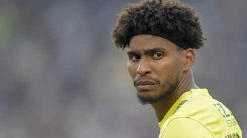 Hugo Souza vai seguir no Corinthians.