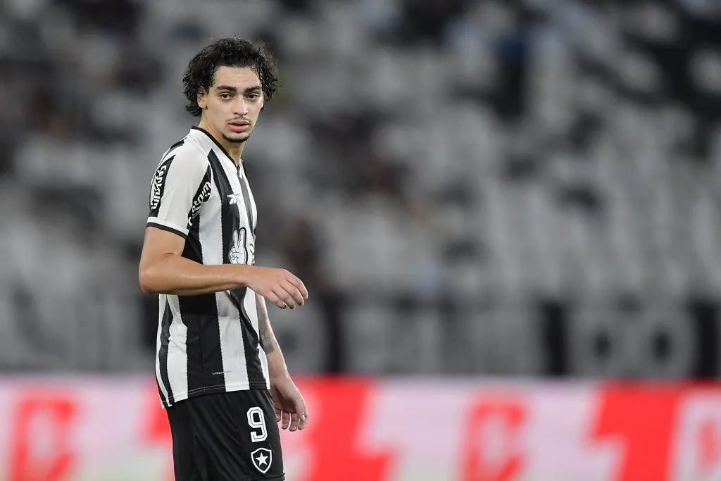 Matheus Nascimento, jogador do Botafogo durante partida contra o Portuguesa Rio no estadio Engenhao pelo campeonato Carioca 2025. Foto: Thiago Ribeiro/AGIF