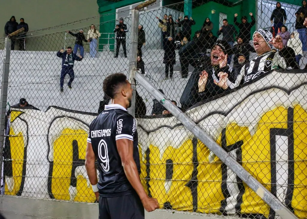 Chris Ramos jogador do Botafogo comemora seu gol durante partida contra o Juventude  -Foto: Luiz Erbes/AGIF