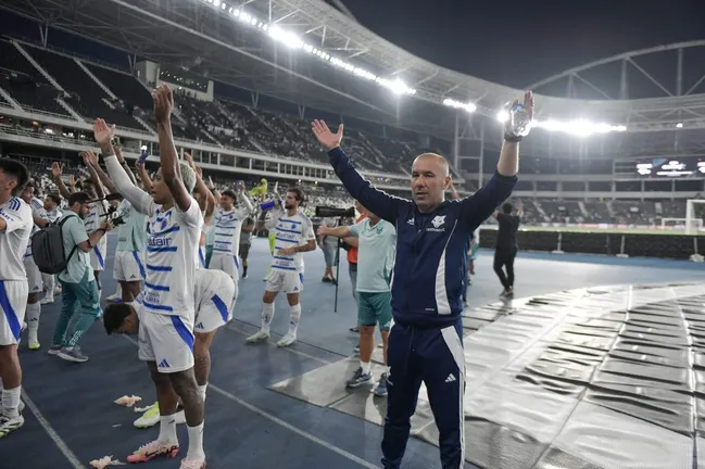 Leonardo Jardim, tecnico do Cruzeiro comemoram vitoria ao final da partida contra o Botafogo no estadio Engenhao pelo campeonato Brasileiro A 2025. Foto: Thiago Ribeiro/AGIF