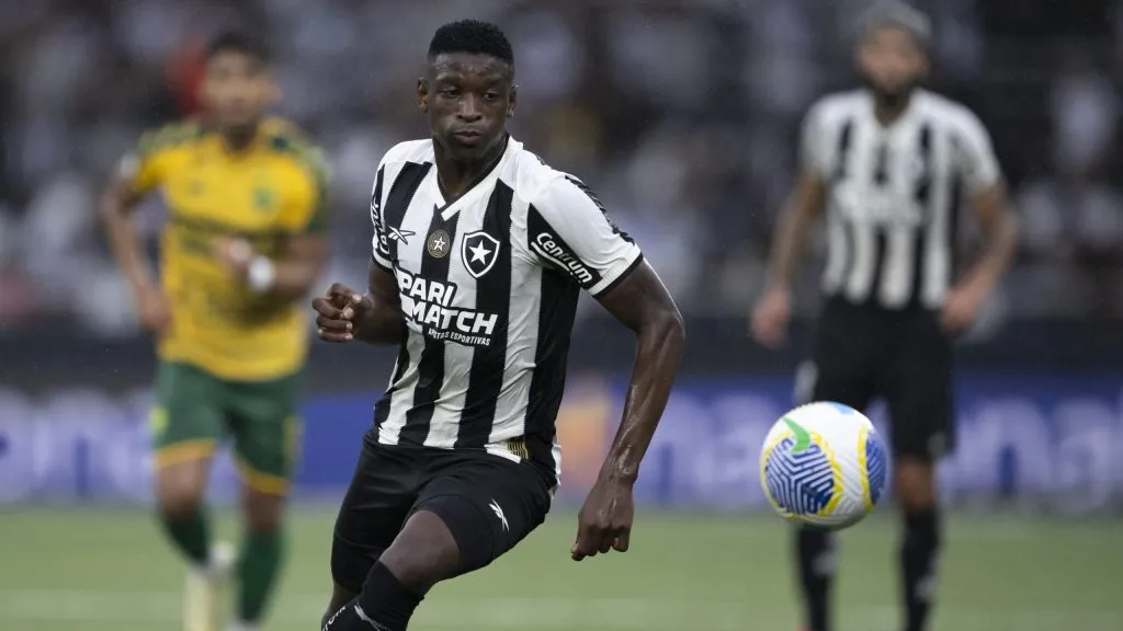 Luiz Henrique agradeceu a blusa que ganhou do Botafogo – Foto: Jorge Rodrigues/AGIF