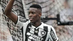 Luiz Henrique se posiciona após ganha a blusa nova do clube carioca