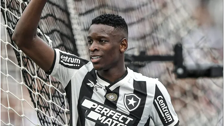 Luiz Henrique se posiciona após ganha a blusa nova do clube carioca