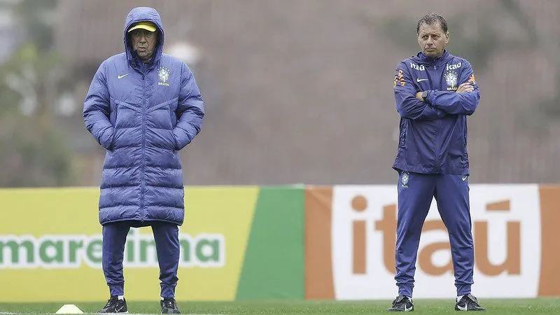 Ancelotti em atento no treino da Seleção – Foto: @rafaelribeirorio I CBF