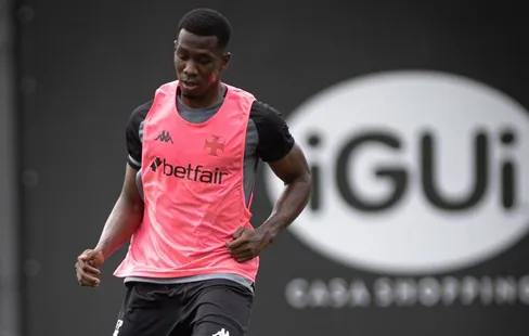 Carlos Cuesta durante treino coletivo no CT do Vasco no último sábado. Foto: Matheus Lima/Vasco da Gama