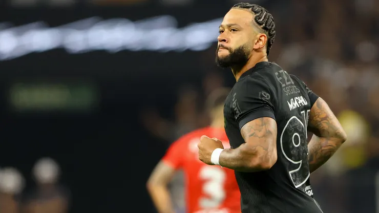 Memphis Depay comemorando pelo Corinthians contra o Athletico-PR no Brasileirão 2024 - Foto: Joisel Amaral/AGIF