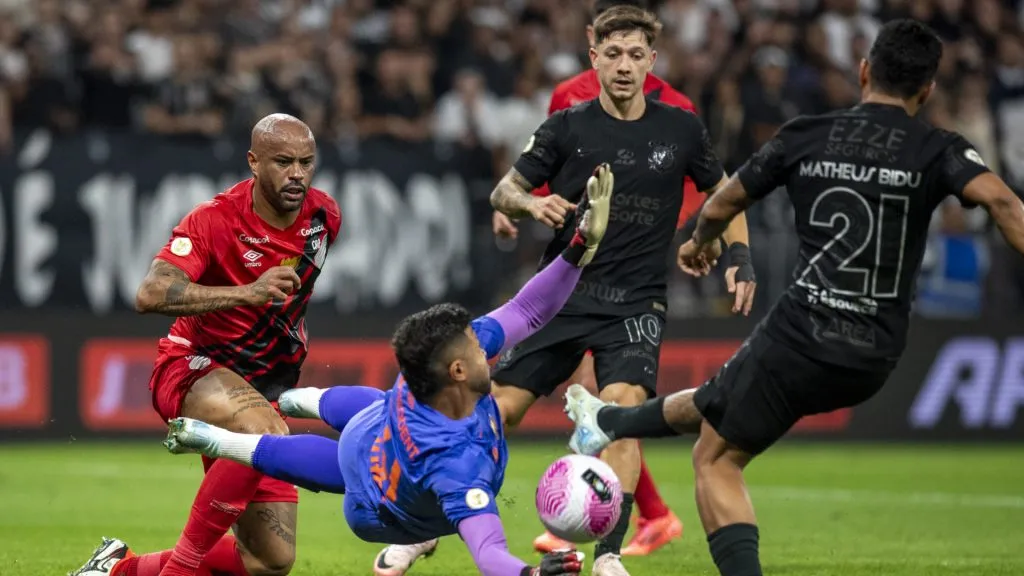 Matheus Bidu e Garro no último duelo entre Corinthians x Athletico-PR em Itaquera – Foto: Anderson Romão/AGIF