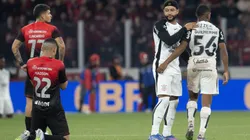 Memphis Depay durante a partida entre Athletico-PR x Corinthians - Foto: Hedeson Alves/AGIF