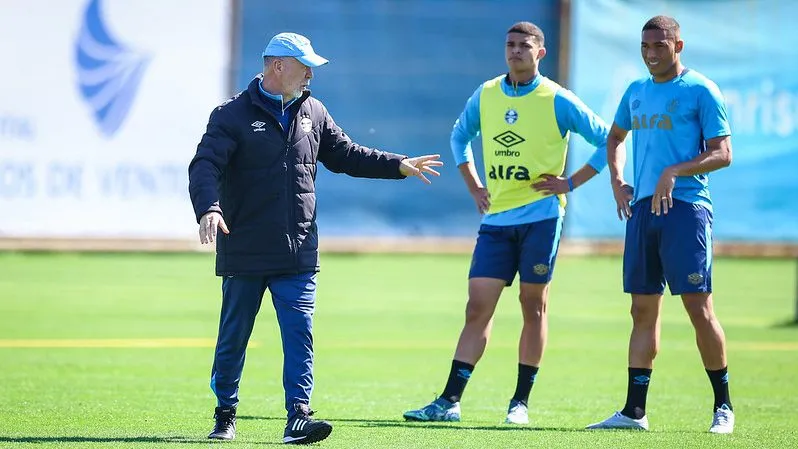 Mano Menezes pode usar garotos da base – FOTO: LUCAS UEBEL/GREMIO FBPA