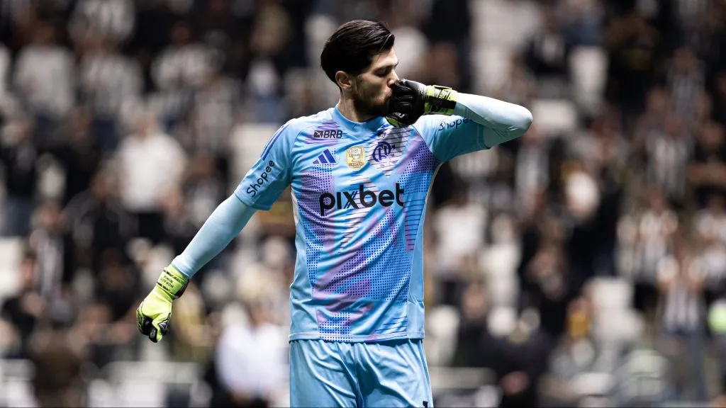 Diretoria do Flamengo vem buscando renovar com Rossi – Foto: Mateus Dutra/AGIF