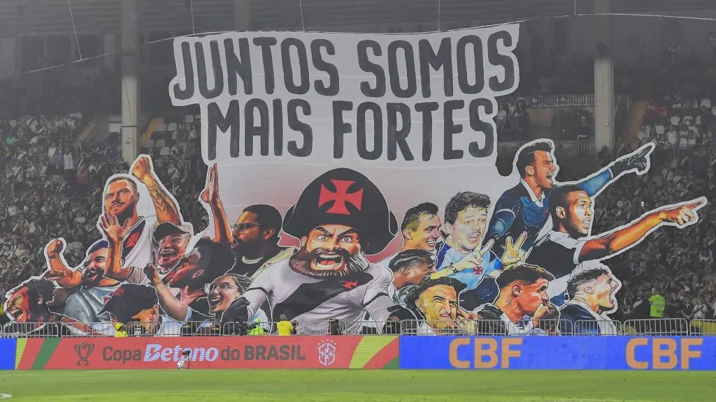 Torcedores do Gigante da Colina esgotaram os ingressos destinados ao Setor Sul. Foto: Thiago Ribeiro/AGIF.