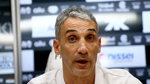 Juan Pablo Vojvoda durante coletiva de imprensa na Vila Belmiro.