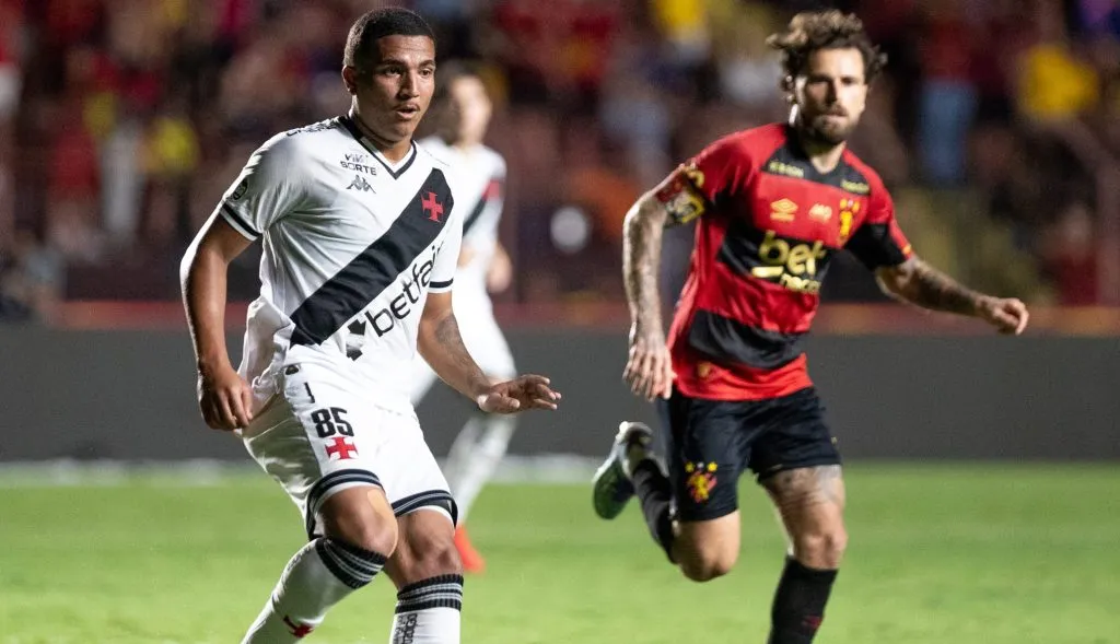 Mateus Carvalho jogador do Vasco durante partida contra o Sport no estadio Ilha do Retiro pelo campeonato Brasileiro A 2025. Foto: Rafael Vieira/AGIF
