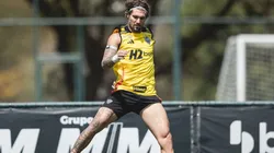 Zagueiro foi a campo para participar de treino nesta segunda (Foto: Pedro Souza / Atlético)