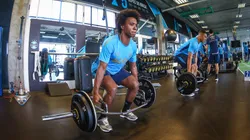 Willian faz trabalho físico na academia do CT Luiz Carvalho (LUCAS UEBEL/GREMIO FBPA)