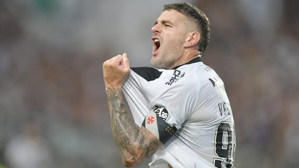 Vegetti jogador do Vasco comemora seu gol durante partida contra o Corinthians no estadio Sao Januario pelo campeonato Brasileiro A 2025. Foto: Thiago Ribeiro/AGIF