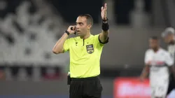 O arbitro Davi de Oliveira Lacerda durante partida entre Botafogo e Sao Paulo no estadio Engenhao pelo campeonato Brasileiro A 2025. Foto: Thiago Ribeiro/AGIF