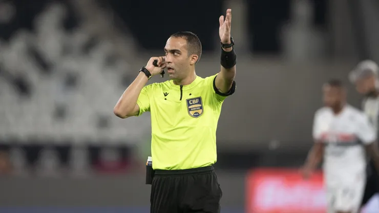 O arbitro Davi de Oliveira Lacerda durante partida entre Botafogo e Sao Paulo no estadio Engenhao pelo campeonato Brasileiro A 2025. Foto: Thiago Ribeiro/AGIF