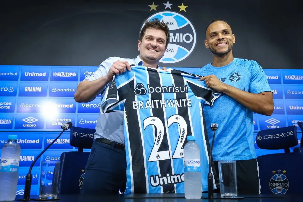 Vice-presidente de futebol Antônio Brum, apresenta o atacante Martin Braithwhite como novo reforço do Grêmio para a temporada 2024 – FOTO: LUCAS UEBEL/GREMIO FBPA