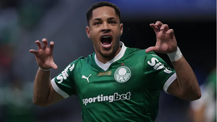 Vitor Roque vem evoluindo no ataque do Palmeiras