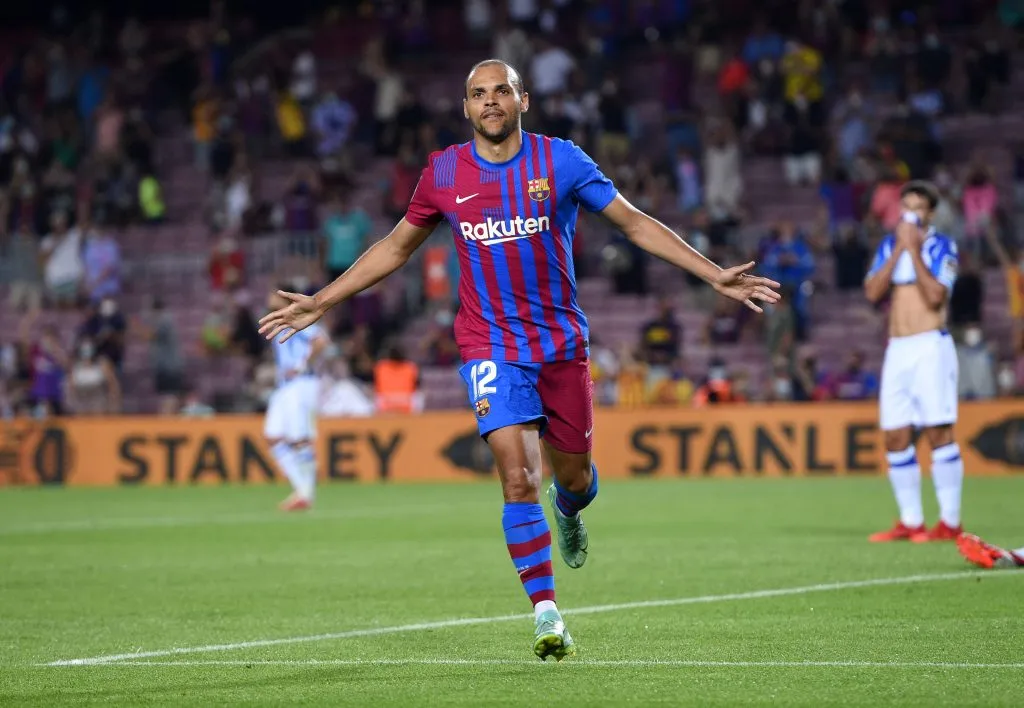 Martin Braithwaite atuando pelo FC Barcelona e comemorando gol diante do Real Sociedad – (Photo by Alex Caparros/Getty Images)
