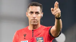 O arbitro Rodrigo Jose Pereira de Lima durante partida entre Cuiaba e Criciuma no estadio Arena Pantanal pelo campeonato Brasileiro A 2024. Foto: Gil Gomes/AGIF