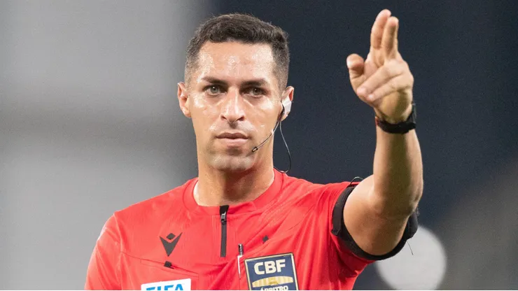 O arbitro Rodrigo Jose Pereira de Lima durante partida entre Cuiaba e Criciuma no estadio Arena Pantanal pelo campeonato Brasileiro A 2024. Foto: Gil Gomes/AGIF