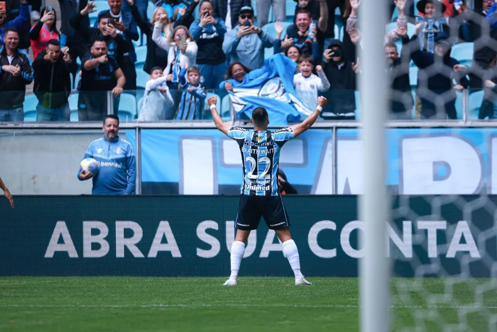 Braithwaite jogador do Gremio comemora seu gol durante partida contra o Atletico-MG – Foto: Maxi Franzoi/AGIF