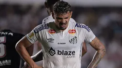 Tiquinho Soares em ação com a camisa do Santos. Foto: Ettore Chiereguini/AGIF