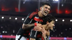 Pedro e Arrascaeta comemoram gol do Flamengo sobre o Vitória no Maracanã pelo Brasileirão