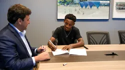 Gabriel Mec, atacante do Grêmio assinando contrato com o tricolor