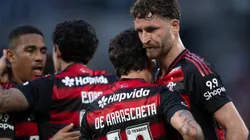 RJ - RIO DE JANEIRO - 31/08/2025 - BRASILEIRO A 2025, FLAMENGO X GREMIO - Arrascaeta jogador do Flamengo comemora seu gol com Leo Pereira jogador da sua equipe durante partida contra o Gremio no estadio Maracana pelo campeonato Brasileiro A 2025. Foto: Jorge Rodrigues/AGIF