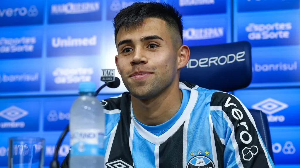 Aravena, atacante do Grêmio