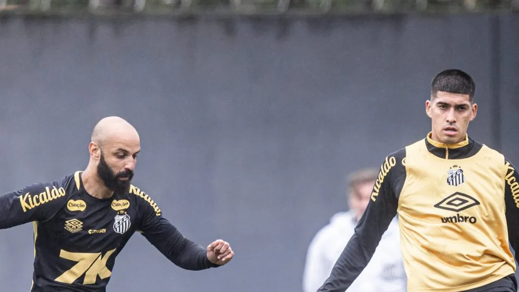 Fotos Raul Baretta/ Santos FC – Adonis Frías ao lado de Thaciano (sem colete) durante treino no CT Rei Pelé.