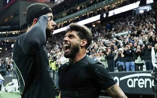 Memphis Depay do Corinthians comemora gol com Yuri Alberto durante duelo contra o Vasco no Brasileirao 2025, na Neo Quimica Arena. Foto. Alexandre Schneider/Getty Images)