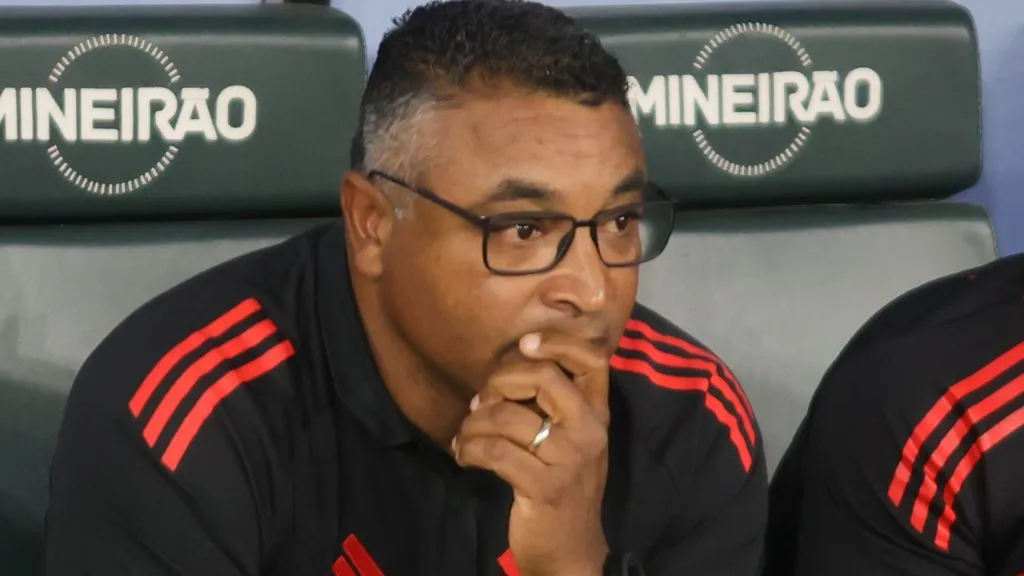 Roger Machado está preocupado e espera notícias atualizadas sobre Rochet – Foto: Gilson Lobo/AGIF
