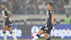 Volante está com a seleção do Equador e não treinou com Sampaoli (Foto: Gilson Lobo/AGIF)