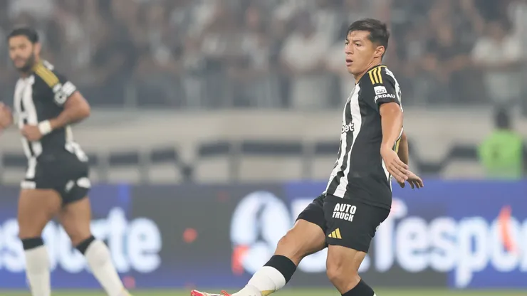 Volante está com a seleção do Equador e não treinou com Sampaoli (Foto: Gilson Lobo/AGIF)