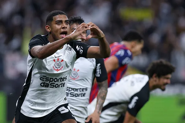 Gui Negao, do Corinthians comemora seu gol durante duelo contra o Bahia no Brasileirão 2025. Foto: Ricardo Moreira/Getty Images