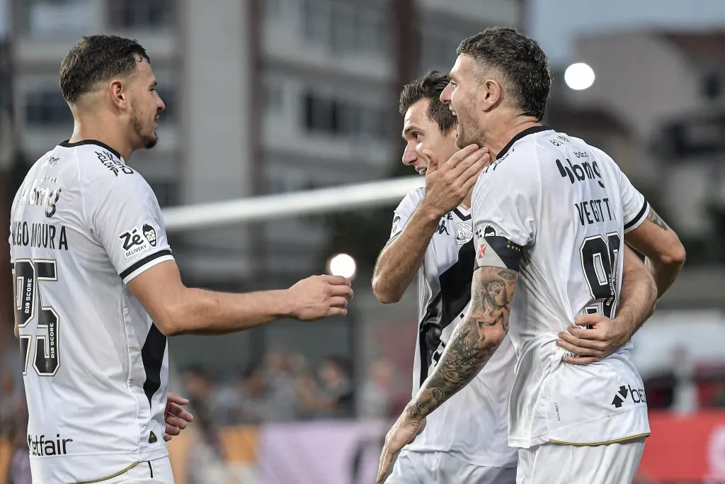 Vegetti, jogador do Vasco comemora seu gol com jogadores do seu time durante partida contra o Corinthians no estadio Sao Januario pelo campeonato Brasileiro A 2025. Foto: Thiago Ribeiro/AGIF